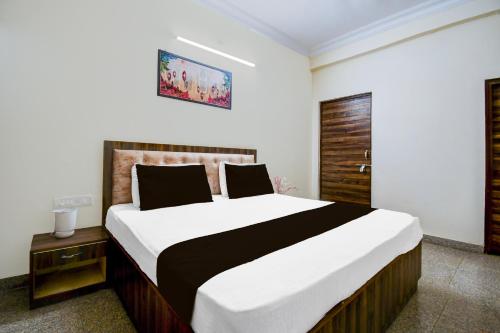a bedroom with a large bed in a room at OYO Flagship hotel vasundhara inn in Lucknow