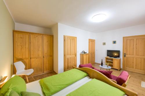Televízia a/alebo spoločenská miestnosť v ubytovaní Weingut - Gästezimmer zum Schwalbennest