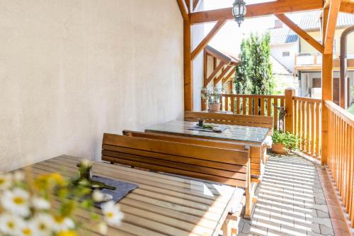Un balcón o terraza de Weingut - Gästezimmer zum Schwalbennest