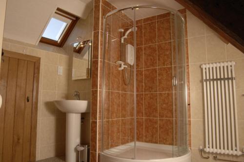 a bathroom with a shower and a sink at Betws Bach in Criccieth
