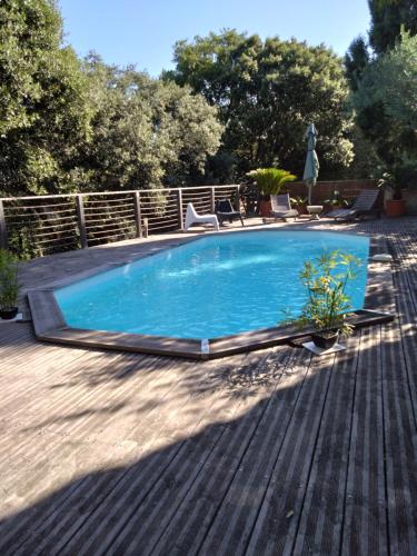 una gran piscina en una terraza de madera en Superbe haut de villa, en La Seyne-sur-Mer