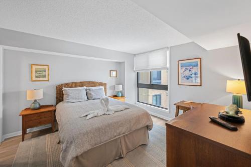 Un dormitorio con una cama con una cómoda y un escritorio. en Sea Colony --- 612 Island House, en Bethany Beach