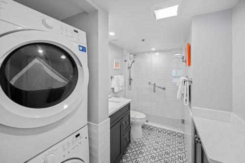 y baño blanco con lavadora. en Sea Colony --- 612 Island House, en Bethany Beach