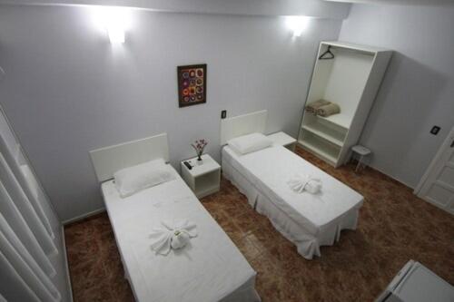 Ένα ή περισσότερα κρεβάτια σε δωμάτιο στο Iguassu Flats Hotel