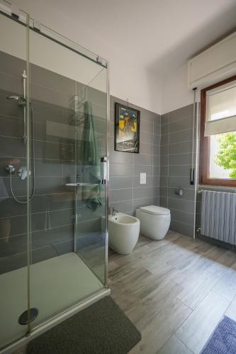 a bathroom with a glass shower and a toilet at Casa Laghi del Barro in Galbiate