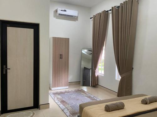 Postel nebo postele na pokoji v ubytování Delima Guesthouse 3 bedroom,2 toilet
