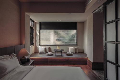 Katil atau katil-katil dalam bilik di Futon Designer Hotel-Liberation Monument&Nanbin Road Store