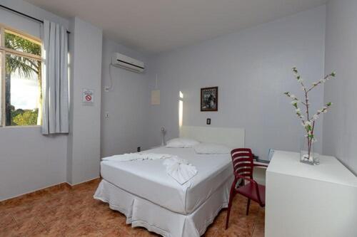 Ένα ή περισσότερα κρεβάτια σε δωμάτιο στο Iguassu Flats Hotel