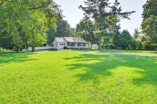 Zahrada ubytování 2 Mi to Oak Grove Racing and Gaming Home on 1 Acre