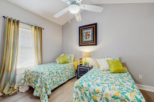 Postel nebo postele na pokoji v ubytování Magnolia North 303