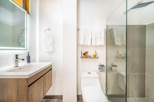 a bathroom with a sink toilet and a shower at Macondo Ecolodge Alpinias - Veranera in Coco