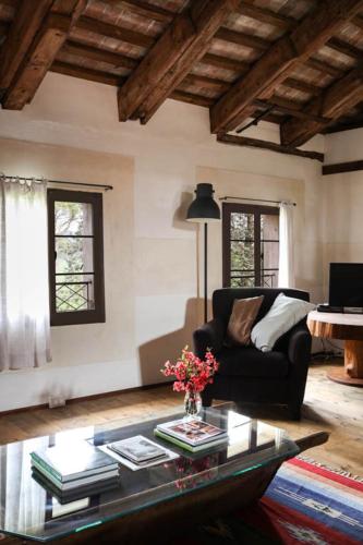 un soggiorno con un divano e un tavolino da caffè di Foresteria Di Villa Tiepolo Passi a Treviso