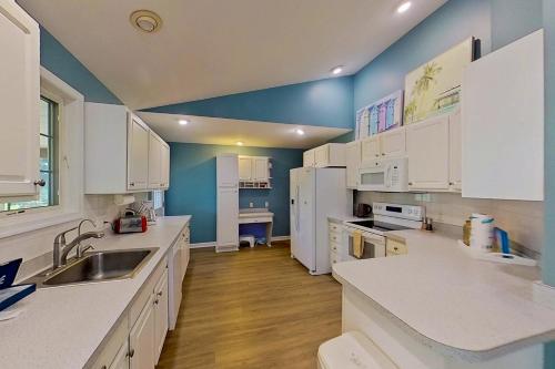 Η κουζίνα ή μικρή κουζίνα στο Ocean Way Estates --- 32676 E Riga Dr