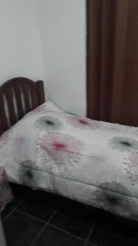 Eluisa في La Quebrada: سرير مع بطانية عليها وجه كلب