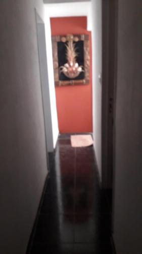 Eluisa في La Quebrada: ممر به باب برتقالي اللون مع قطة على الحائط