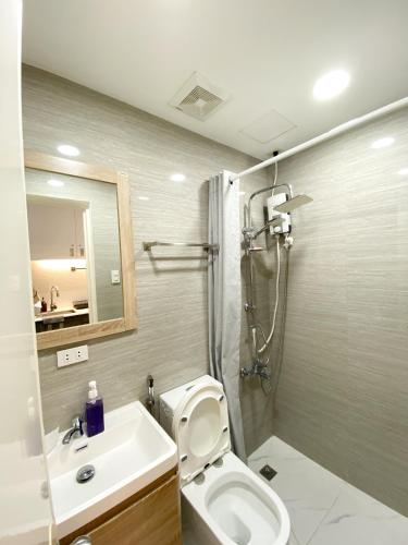 ein Badezimmer mit Dusche, Toilette und Waschbecken in der Unterkunft Cozy Room with Free Pool Access & PS4 Located at QC - Luxx Haven in Manila