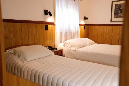Postel nebo postele na pokoji v ubytování Cordoba Yolanda Hotel