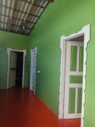 an empty room with green walls and a door at Casa de descanso e lazer in Belém