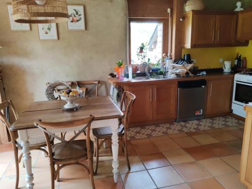 Η κουζίνα ή μικρή κουζίνα στο Bioclimatic eco-friendly house near Mauléon