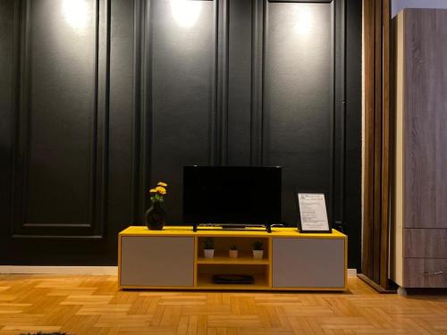 TV a/nebo společenská místnost v ubytování Studio with a City View Black & Yellow Edition