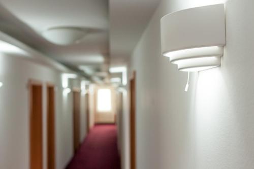 an empty hallway with a hallway at Hotel Europejski in Nysa