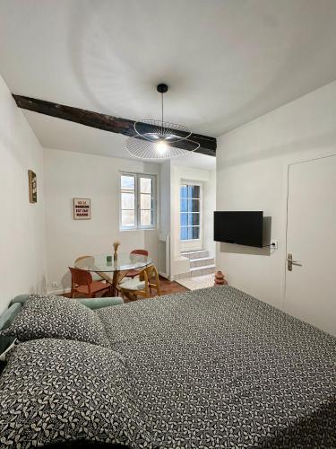 Postel nebo postele na pokoji v ubytování Une terrasse à 200m de la cathédrale - 4 personnes - logement entièrement rénové