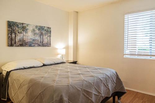 een slaapkamer met een bed en een schilderij aan de muur bij Casa Club Condo in Tucson