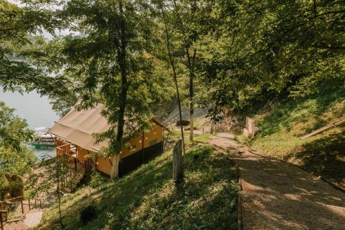 Příroda nedaleko luxury tent