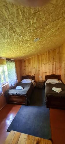 a bedroom with two beds and a ceiling at LIO in Glola