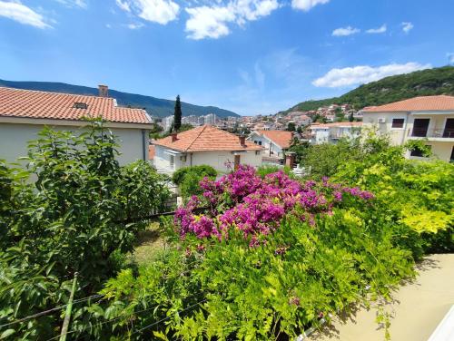 Gallery image of Guesthouse Porobic 3-Bed Room Terrace in Igalo