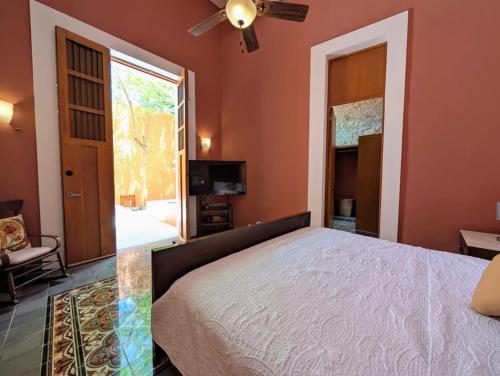 Cama o camas de una habitación en Casa Axuul - Colonial Property in Central Merida