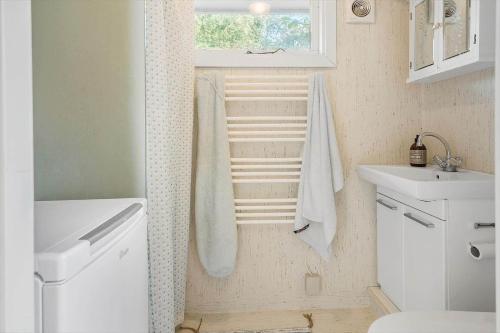 un bagno con un water e un lavandino di 3079-Stege-Rabylille-strand-Maegleren-24 a Pollerup Kullegård