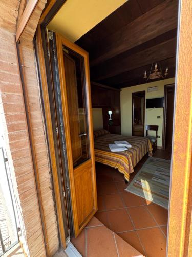 a room with a bed and a door to a bedroom at Bed and Breakfast Vùa in Bova