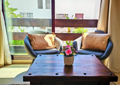 Stylish 2-Bed Duplex Townhouse, Full Kitchen, Access to Three Pools, Minutes from Puerto Banus, by "La Buena Vida Holiday Homes"