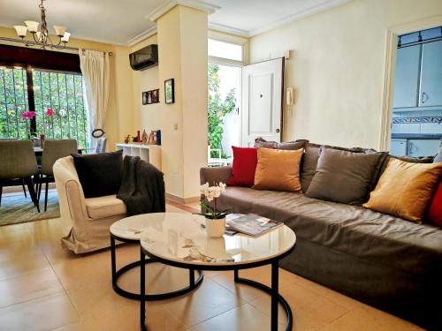 Stylish 2-Bed Duplex Townhouse, Full Kitchen, Access to Three Pools, Minutes from Puerto Banus, by "La Buena Vida Holiday Homes"