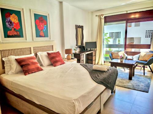 Stylish 2-Bed Duplex Townhouse, Full Kitchen, Access to Three Pools, Minutes from Puerto Banus, by "La Buena Vida Holiday Homes"