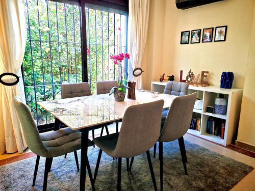 Stylish 2-Bed Duplex Townhouse, Full Kitchen, Access to Three Pools, Minutes from Puerto Banus, by "La Buena Vida Holiday Homes"
