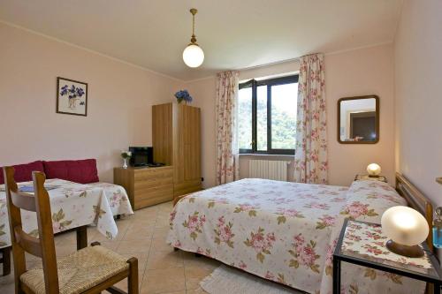 a bedroom with two beds and a window at La Florida in Ameno
