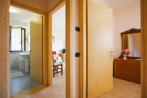 a hallway with a door open to a room at La Florida in Ameno