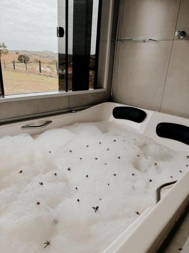 een bed in een kamer met een raam bij Nosso kadito in Itutinga