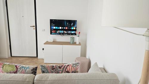 Televisyen dan/atau pusat hiburan di La casa di Francy con Giardino Privato