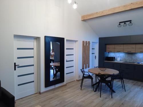 Un comedor con una mesa y una cocina. en Panorama Resort, en Radocza