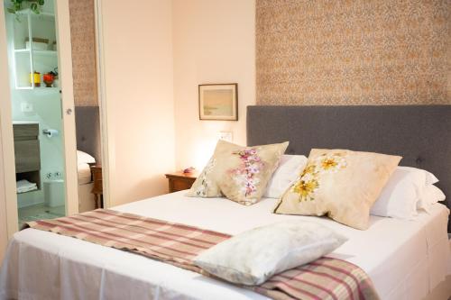 a bedroom with a bed with white sheets and pillows at Nel mio immaginario in Città della Pieve