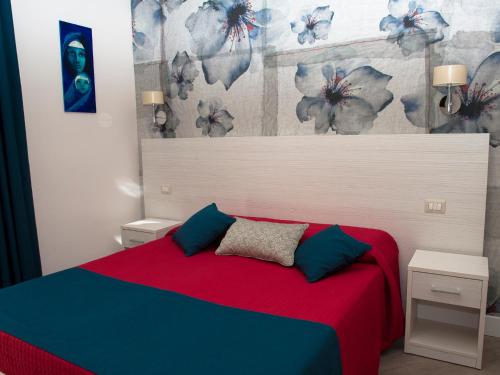 een slaapkamer met een bed met een rode en blauwe deken bij Velvet Suite in Rome