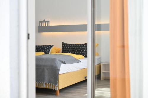 1 dormitorio con 1 cama con almohadas amarillas y negras en Ford Apartment Bremen City Center, en Bremen