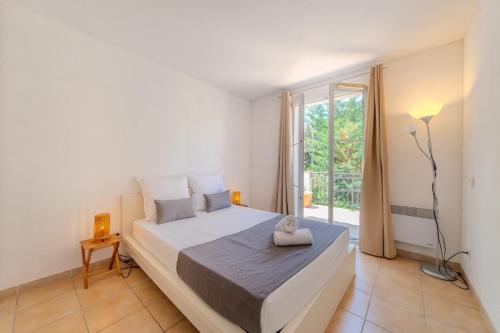ein Schlafzimmer mit großem Bett und Fenster in der Unterkunft Proche Montpellier Maison sérénité et confort in Saint-Clément-de-Rivière