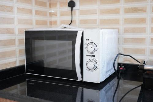 a microwave sitting on top of a counter at Al Dana Sea Luxury Villa Fujairah in Sharm