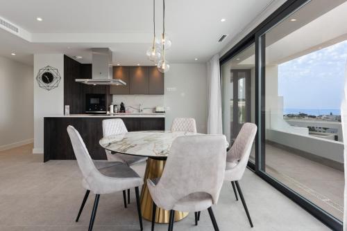 a kitchen and dining room with a table and chairs at Azahar de Estepona in Estepona