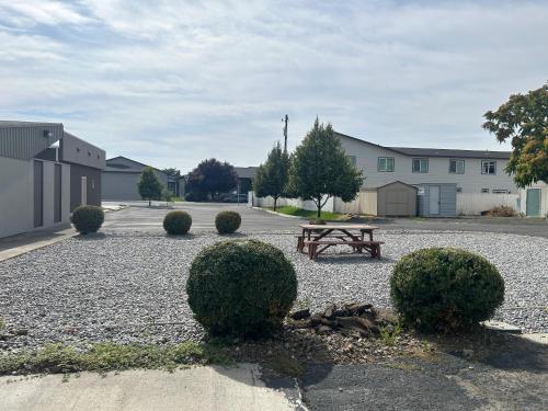 a park with a picnic table and bushes at Capri Motel By Belvilla Walla Walla US 12 in Walla Walla