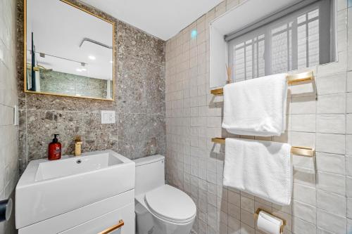 Vannituba majutusasutuses luxury 2 bed 2 bath apt with free parking